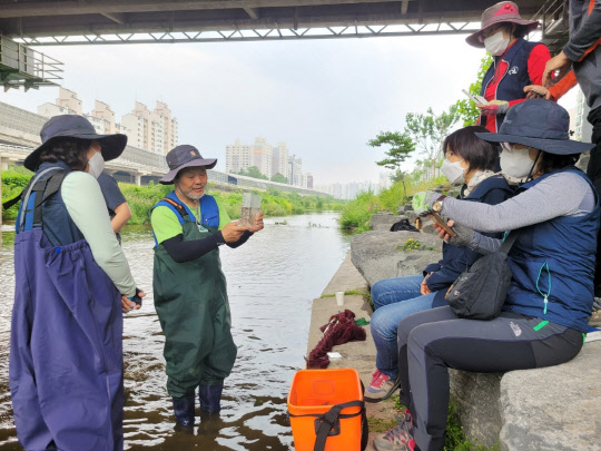 지난해 우수 녹색서울실천사업으로 선정된 '중랑천사람들' 활동 모습.  <사진=서울시>